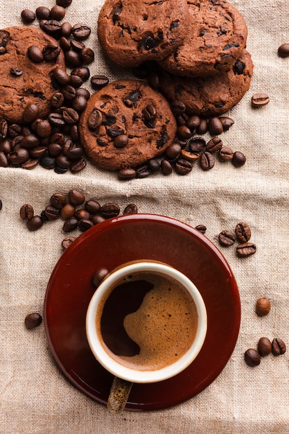 一杯のコーヒーとおいしいクッキー