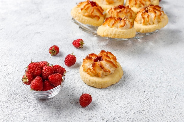 무료 사진 라즈베리 잼과 신선한 나무 딸기와 함께 맛있는 쿠키.