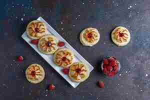Бесплатное фото Вкусное печенье с малиновым вареньем и свежей малиной.