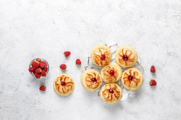 라즈베리 잼과 신선한 나무 딸기와 함께 맛있는 쿠키.