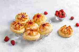 Foto gratuita deliziosi biscotti con marmellata di lamponi e lamponi freschi.