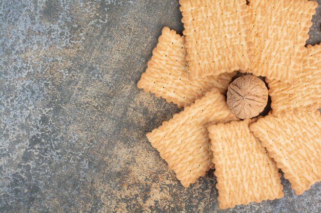 大理石の背景にクルミとおいしいクッキー。高品質の写真