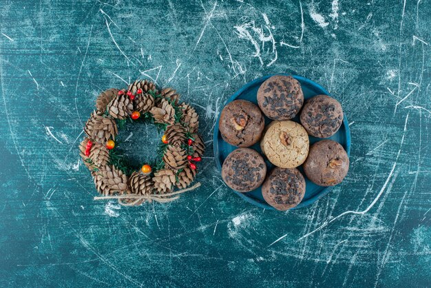 Delicious cookies with a wreath on marble.