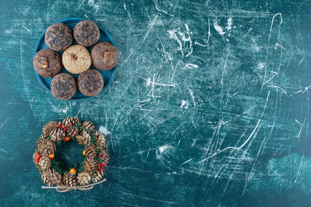 Delicious cookies with a wreath on marble.