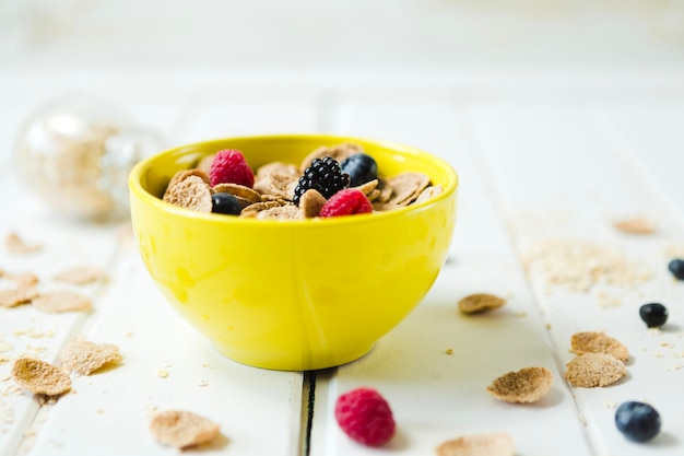 Free photo delicious corn flakes with berries