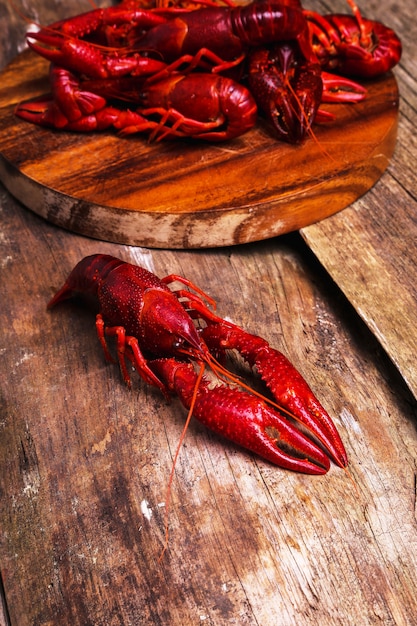 Free photo delicious crayfishes on wooden tray