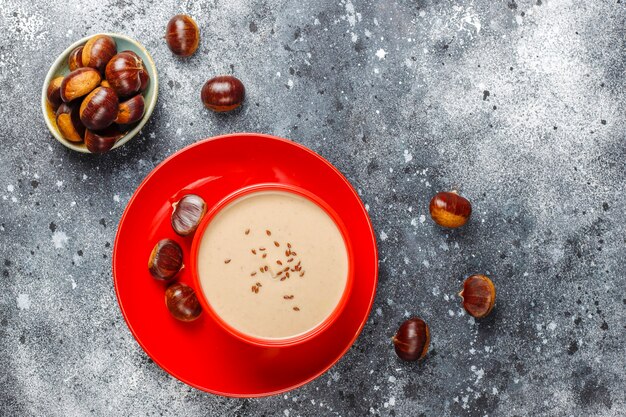 Deliziosa zuppa cremosa di castagne.