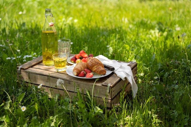 Foto gratuita deliziosi croissant e fragole ad alto angolo