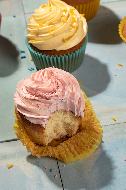 Foto gratuita deliziosi cupcakes disposizione ad alto angolo