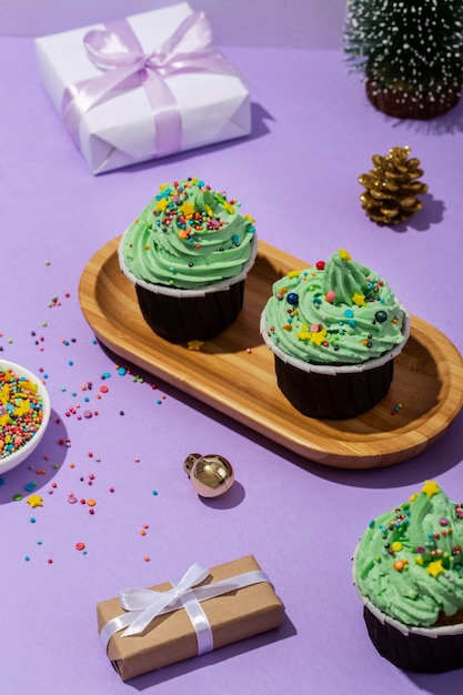 Foto gratuita deliziosi cupcakes disposizione ad alto angolo