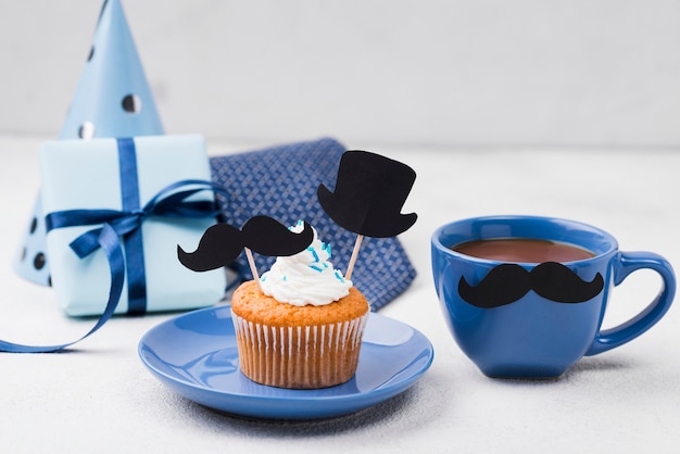 Free photo delicious cupcakes for father's day and coffee
