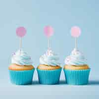 Foto gratuita deliziosi cupcakes con confettini