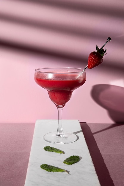 Free photo delicious daiquiri cocktail with strawberry