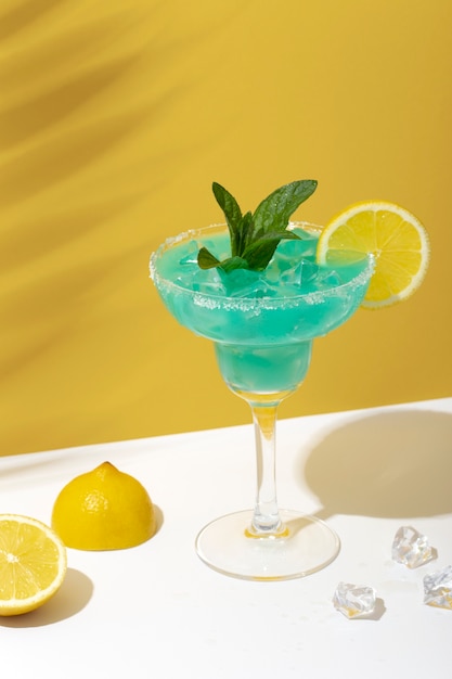 Free photo delicious daiquiri with lemon slice