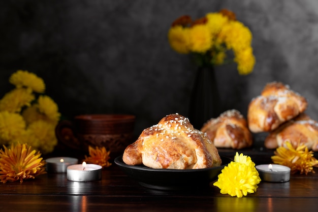 Foto gratuita deliziosa composizione di dolci e fiori