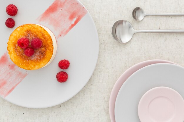 Вкусный десерт с ягодами на тарелке