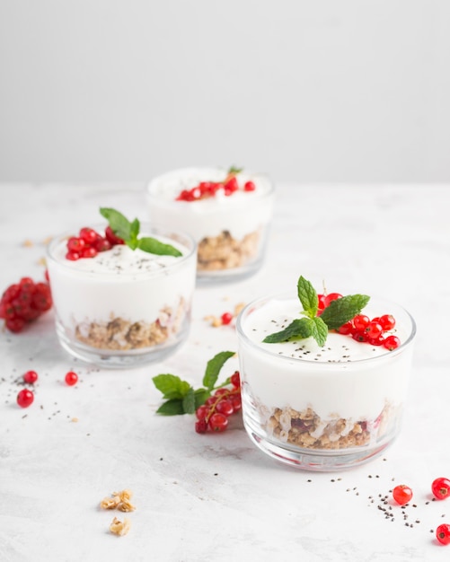 Delizioso dessert con frutta e yogurt