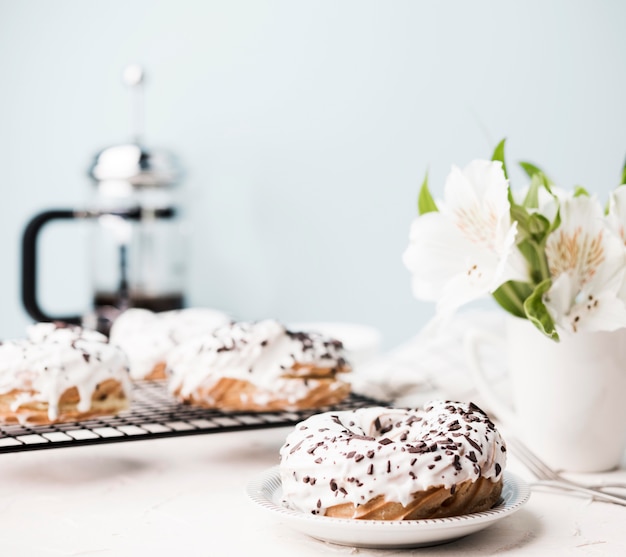 Foto gratuita disposizione di ciambelle deliziose