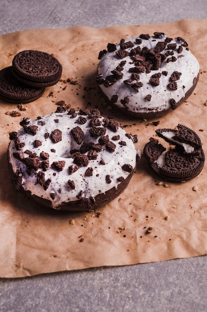 Foto gratuita ciambelle deliziose e biscotti al cioccolato