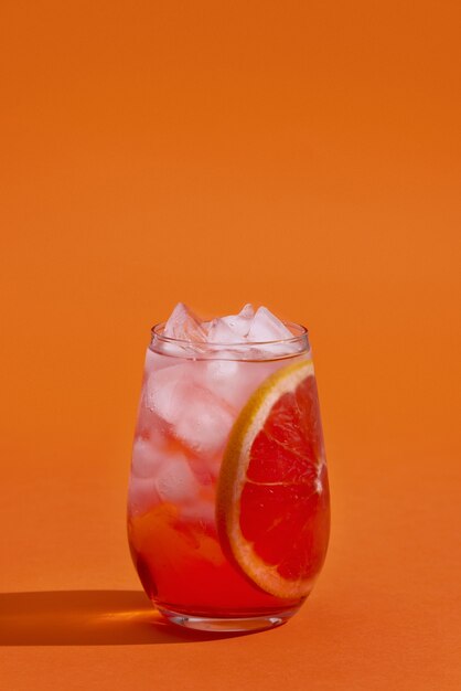 Вкусный напиток на оранжевом фоне