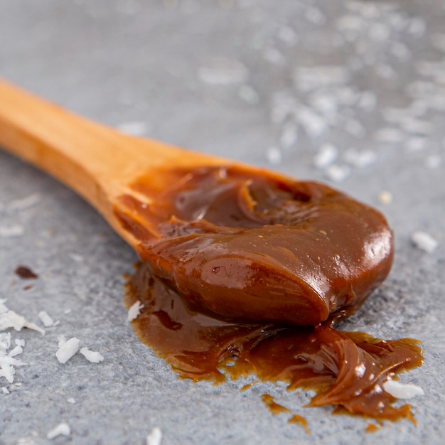 Delizioso dulche de leche sul concetto di cucchiaio