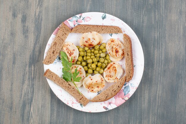 Delicious dumplings with peas and red pepper