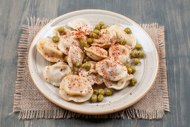 Foto gratuita deliziosi gnocchi con piselli e peperoncino