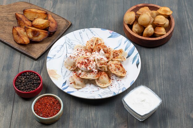 Delicious dumplings with peas and red pepper