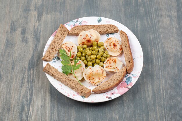 Delicious dumplings with peas and red pepper