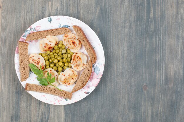 Delicious dumplings with peas and red pepper