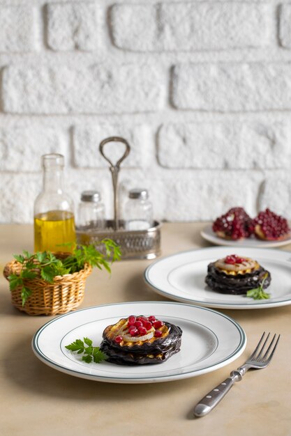 Foto gratuita deliziosa disposizione del piatto di melanzane