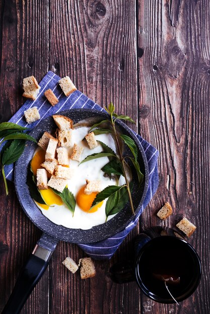 おいしい卵と木製のテーブルでの紅茶の朝食