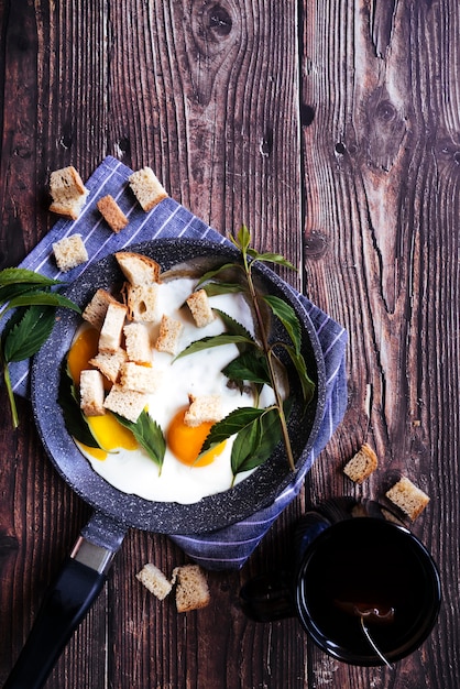 おいしい卵と木製のテーブルでの紅茶の朝食