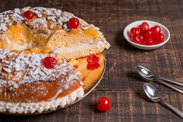 Foto gratuita deliziosa composizione alimentare per il giorno dell'epifania