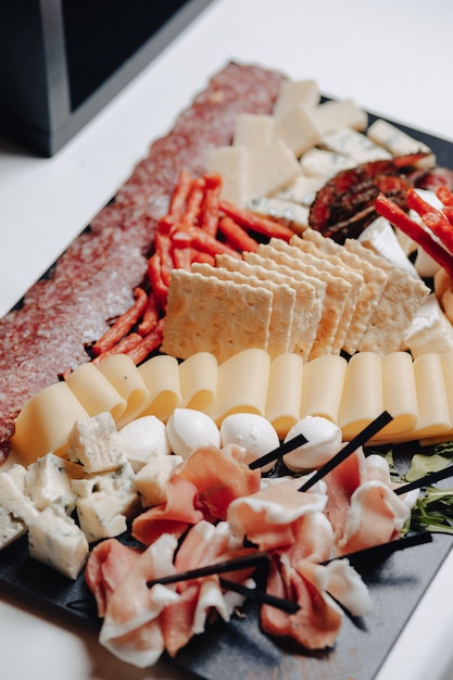 무료 사진 카나페와 다른 맛있는 식사가 포함 된 맛있는 축제 뷔페