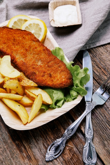 Foto gratuita filetto di pesce delizioso con patate fritte