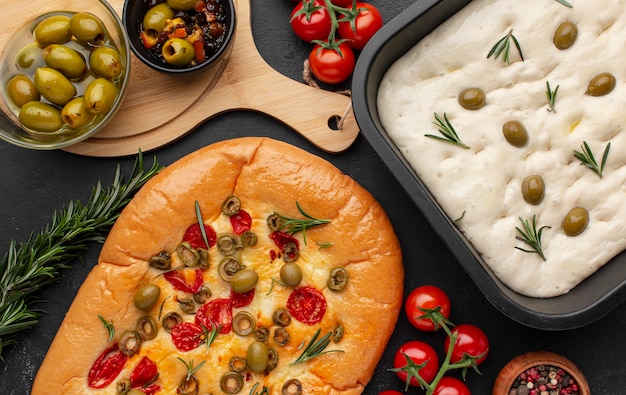 Foto gratuita deliziosa focaccia e ingredienti sopra la vista