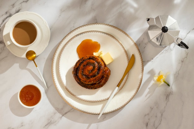 Foto gratuita deliziosa colazione francese vista dall'alto