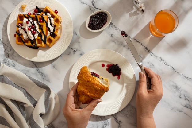 Foto gratuita deliziosa colazione francese vista dall'alto