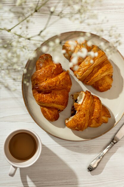 크루아상을 곁들인 맛있는 프랑스식 아침 식사