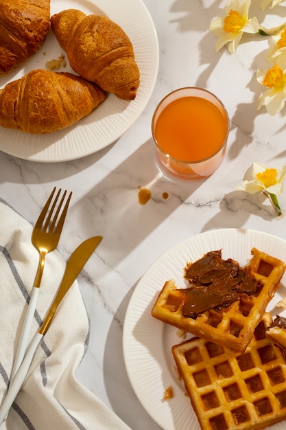 무료 사진 크루아상을 곁들인 맛있는 프랑스식 아침 식사