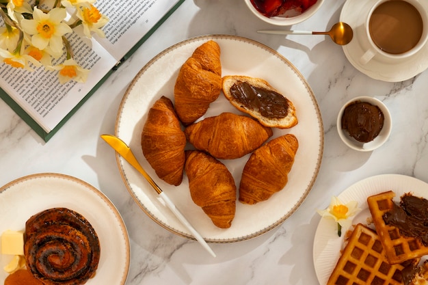 Deliziosa colazione francese con croissant