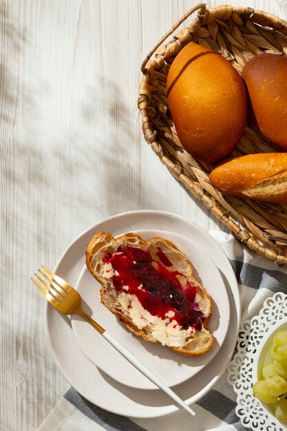 Foto gratuita deliziosa colazione francese con vista dall'alto di marmellata