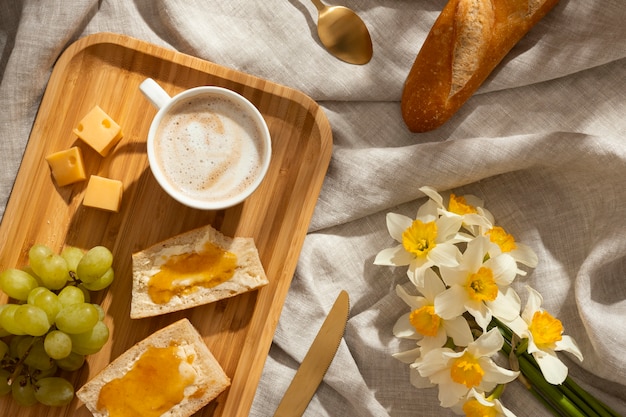 Бесплатное фото Вкусный французский завтрак с видом сверху на варенье