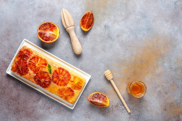 Free photo delicious french dessert tart tatin with blood orange.