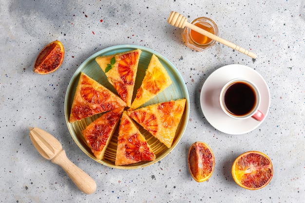 Free photo delicious french dessert tart tatin with blood orange.