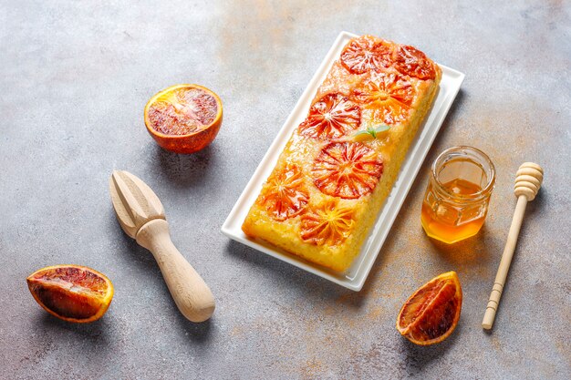 Foto gratuita tatin francese delizioso del dessert crostata con l'arancia sanguinella.