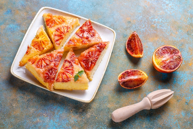 Free photo delicious french dessert tart tatin with blood orange.