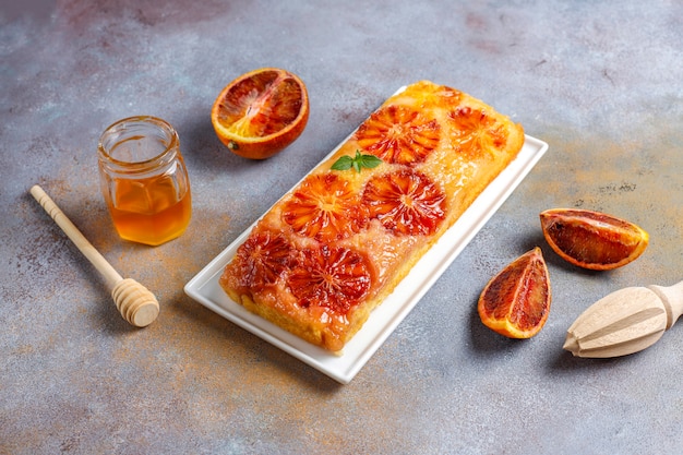 Вкусный французский десерт терпкий татин с кроваво-оранжевым.