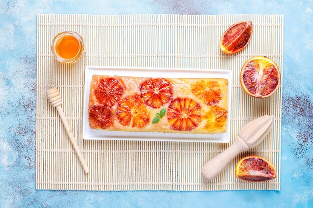 Free photo delicious french dessert tart tatin with blood orange.